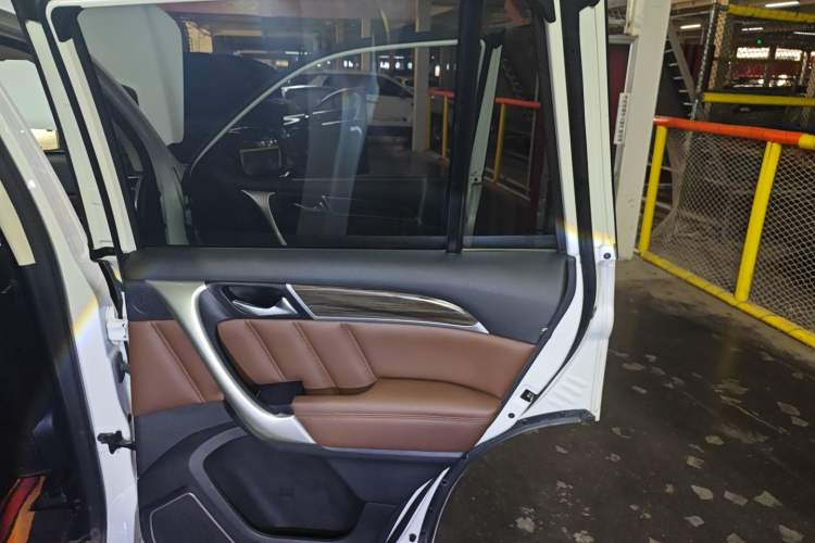 Used Haval H9 2017 2.0T Diesel 4x4 Comfort Edition 5 Seats Interior 4