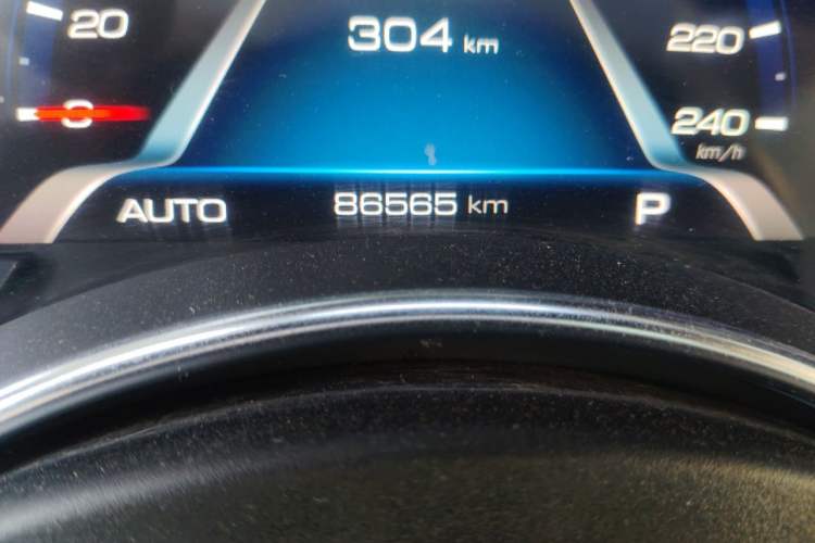 Used Haval H9 2017 2.0T Gasoline 4x4 Luxury 7-Seater Odometer Close Up