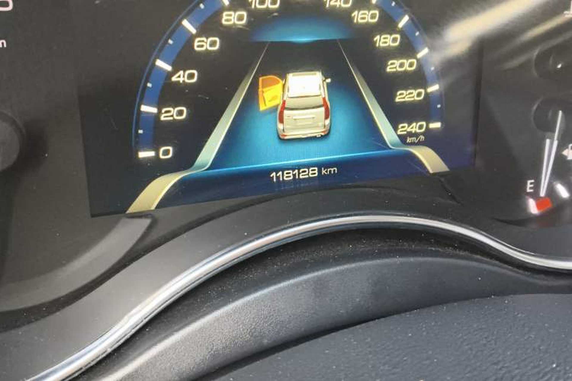 Used Haval H9 2017 2.0T Gasoline 4x4 Luxury 7-Seater Odometer Close Up