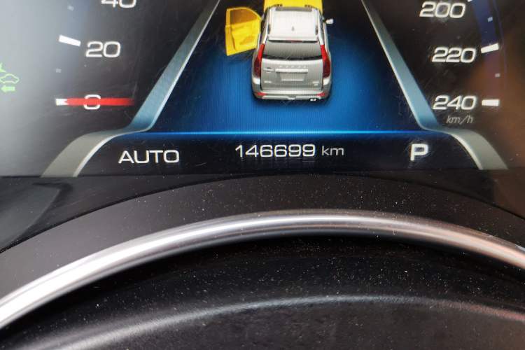 Used Haval H9 2017 2.0T Gasoline 4x4 Premium 5-Seater Odometer Close Up
