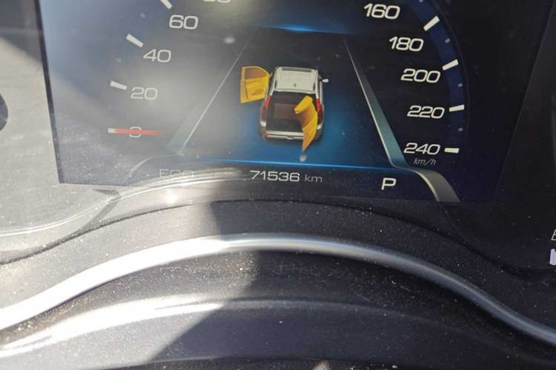 Used Haval H9 2017 2.0T Gasoline 4x4 Luxury 7-Seater Odometer Close Up