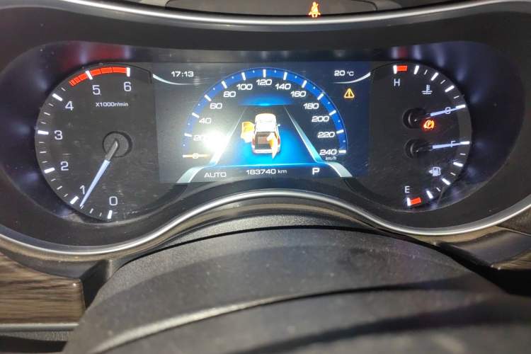 Used Haval H9 2017 2.0T Diesel 4x4 Comfort Edition 7-Seater Odometer Close Up