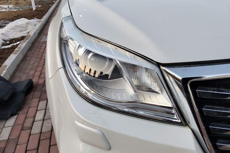 Used Haval H9 2017 2.0T Gasoline 4x4 Luxury 7-Seater Right Front Headlight