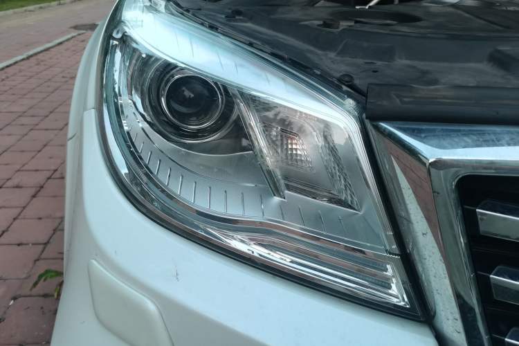 Used Haval H9 2017 2.0T Gasoline 4x4 Luxury 7-Seater Right Front Headlight