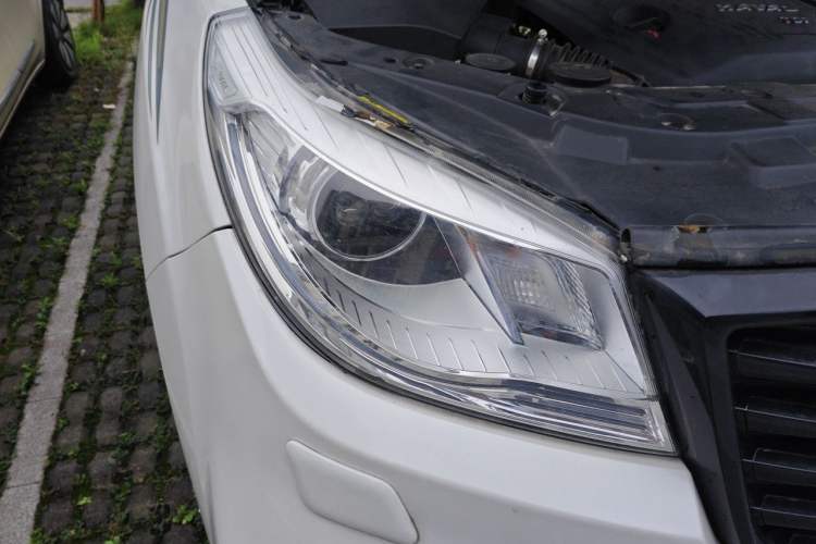 Used Haval H9 2017 2.0T Diesel 4x4 Premium 5-Seater Right Front Headlight