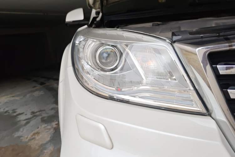 Used Haval H9 2017 2.0T Gasoline 4x4 Premium 5-Seater Right Front Headlight