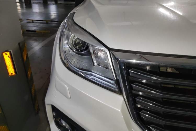 Used Haval H9 2017 2.0T Gasoline 4x4 Premium 5-Seater Right Front Headlight