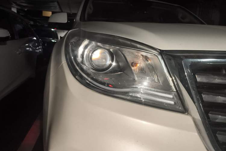 Used Haval H9 2017 2.0T Gasoline 4x4 Comfort Edition 5 Seats Right Front Headlight