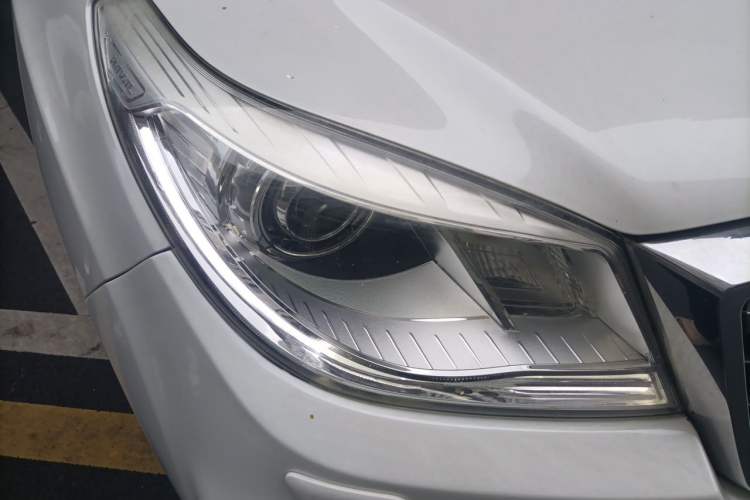 Used Haval H9 2017 2.0T Gasoline 4x4 Luxury 7-Seater Right Front Headlight