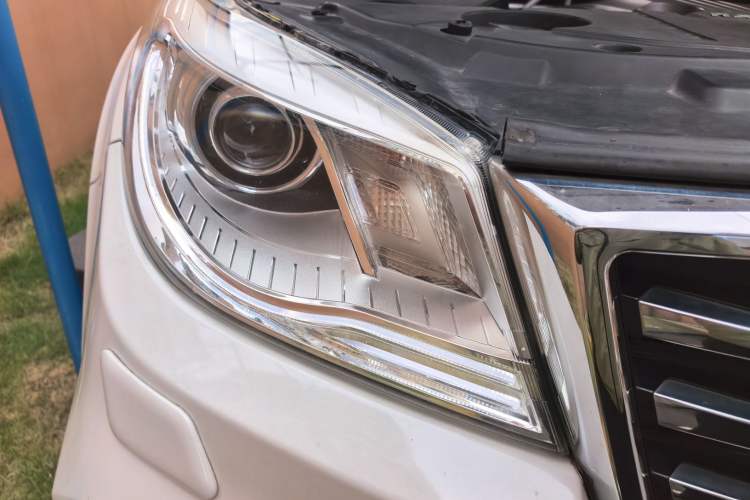 Used Haval H9 2017 2.0T Gasoline 4x4 Luxury 7-Seater Right Front Headlight