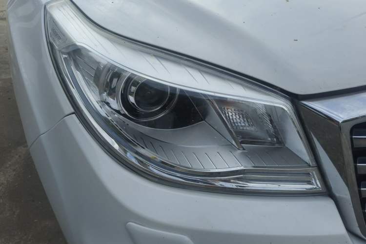 Used Haval H9 2017 2.0T Gasoline 4x4 Premium 5-Seater Right Front Headlight