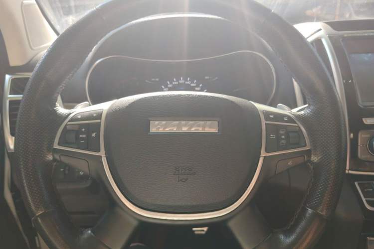 Used Haval H9 2017 2.0T Gasoline 4x4 Luxury 7-Seater Steering Wheel