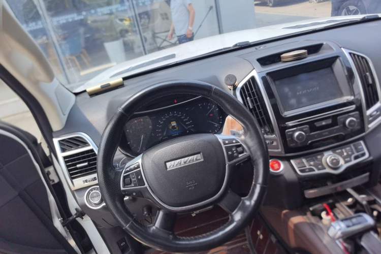 Used Haval H9 2017 2.0T Gasoline 4x4 Prestige Model 7 Seats Steering Wheel