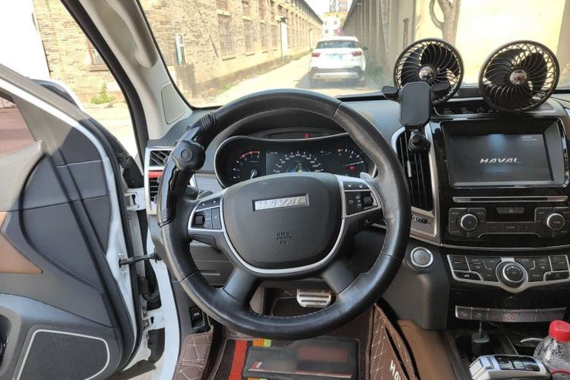 Used Haval H9 2017 2.0T Gasoline 4x4 Luxury 7-Seater Steering Wheel