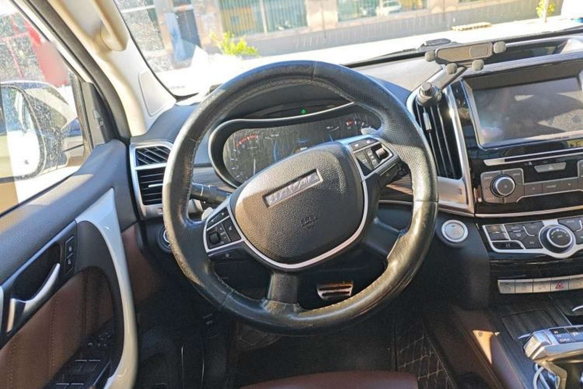 Used Haval H9 2017 2.0T Gasoline 4x4 Prestige Model 7 Seats Steering Wheel