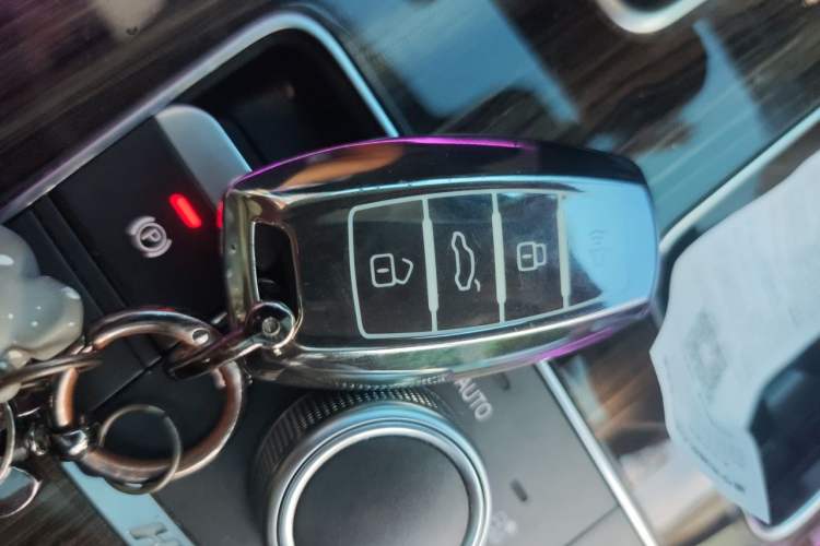 Used Haval H9 2017 2.0T Gasoline 4x4 Luxury 7-Seater Vehicle Key