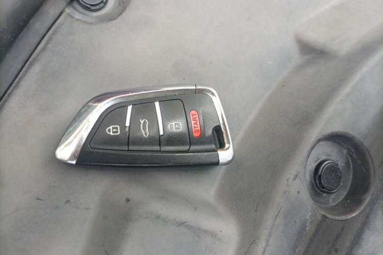Used Haval H9 2017 2.0T Gasoline 4x4 Luxury 7-Seater Vehicle Key