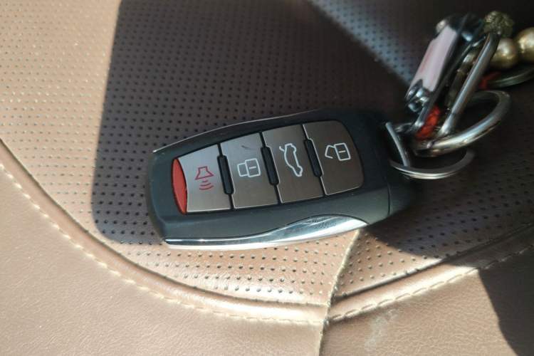 Used Haval H9 2017 2.0T Gasoline 4x4 Luxury 7-Seater Vehicle Key