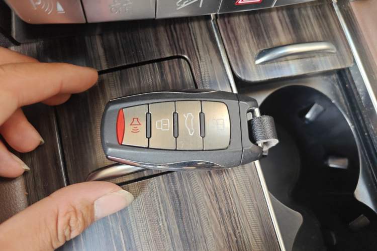 Used Haval H9 2017 2.0T Gasoline 4x4 Luxury 7-Seater Vehicle Key