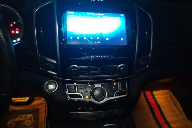 Used Haval H9 2020 2.0T Gasoline 4WD Premium Edition 5 Seats Audio And AC Panel