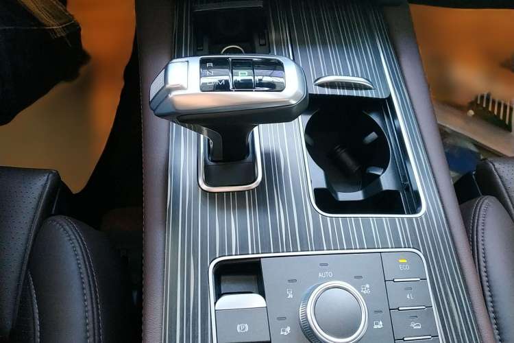 Used Haval H9 2022 2.0T Gasoline 4x4 Premium 5-Seater Gear Lever