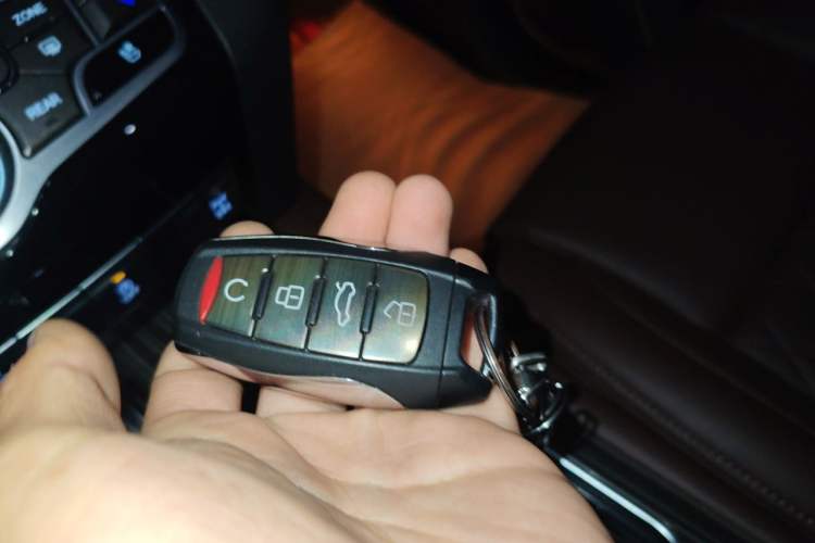 Used Haval H9 2022 2.0T Gasoline 4x4 Premium 5-Seater Vehicle Key