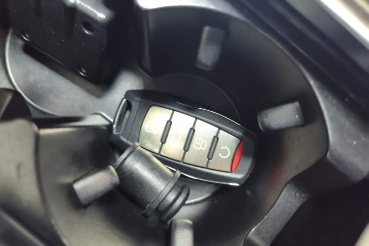 Used Haval H9 2022 2.0T Gasoline 4x4 Luxury 7-Seater Vehicle Key