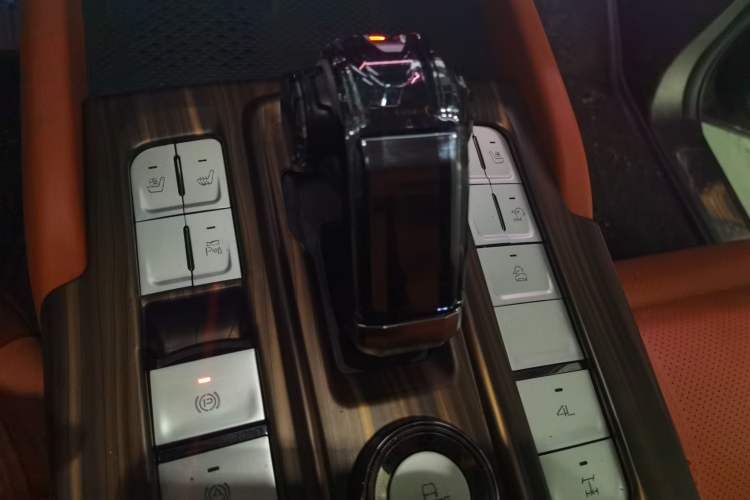 Used Haval H9 2024 2.0T Gasoline All-Wheel-Drive Extreme Edition Gear Lever