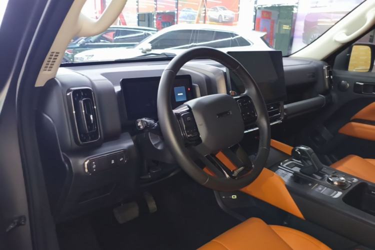 Used Haval H9 2024 2.0T Gasoline All-Wheel-Drive Extreme Edition Center Console