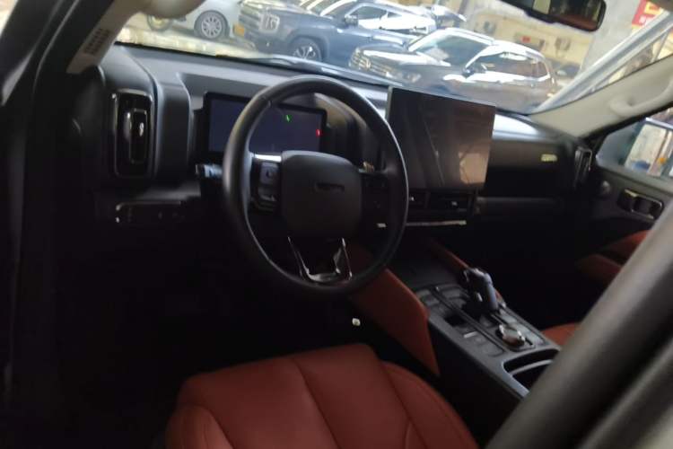 Used Haval H9 2024 2.0T Gasoline All-Wheel-Drive Extreme Edition Center Console
