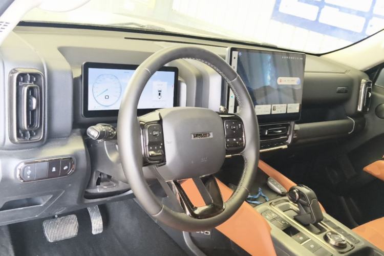 Used Haval H9 2024 2.0T Gasoline All-Wheel-Drive Extreme Edition Center Console