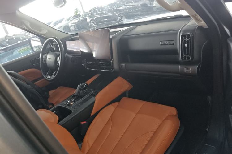 Used Haval H9 2024 2.0T Gasoline All-Wheel-Drive Extreme Edition Center Console