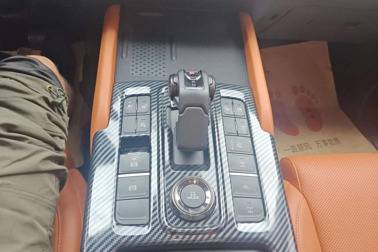 Used Haval H9 2024 2.0T Gasoline All-Wheel-Drive Extreme Edition Gear Lever