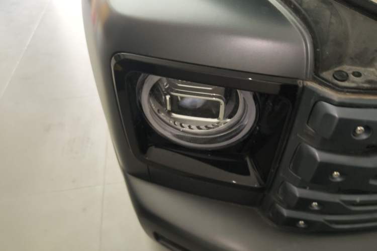 Used Haval H9 2024 2.0T Gasoline All-Wheel-Drive Extreme Edition Right Front Headlight