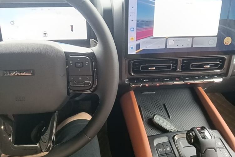 Used Haval H9 2024 2.0T Gasoline All-Wheel-Drive Extreme Edition Center Console