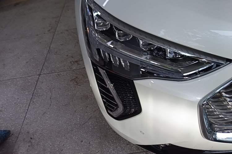 Used Haval JOLION 2021 1.5T Automatic Four-Door Version Right Front Headlight