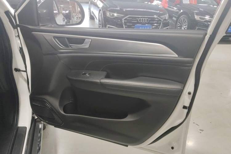 Used Haval M6 2021 PLUS 1.5T DCT Luxury Smart Connectivity Model Interior 5