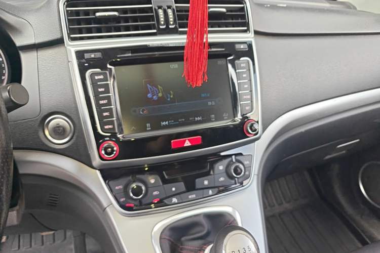 Used Haval M6 2017 1.5T Manual Two-Wheel Drive Elite Model Audio And AC Panel