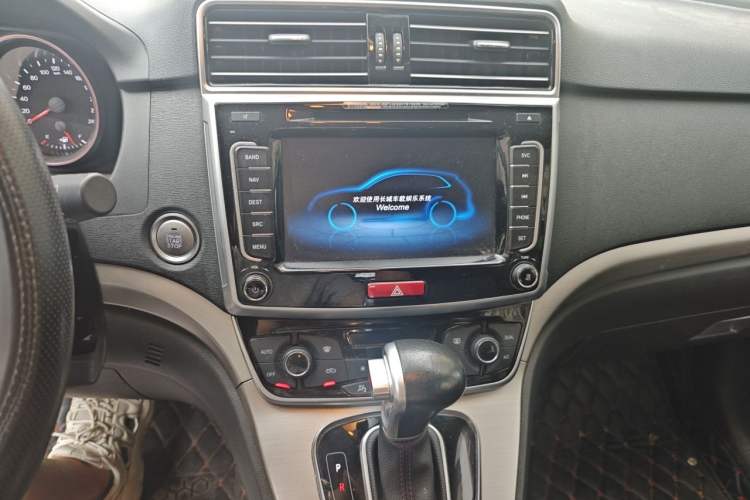 Used Haval M6 2017 1.5T Automatic Two-Wheel Drive Elite Model Audio And AC Panel