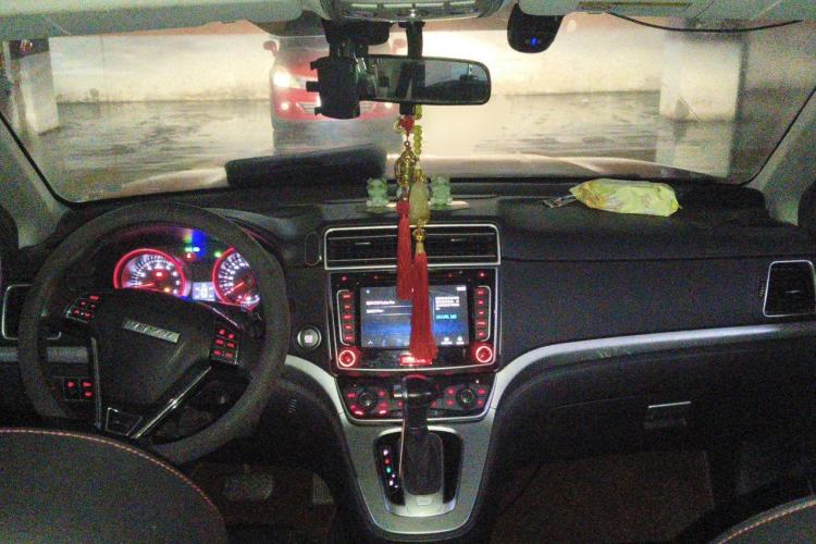 Used Haval M6 2017 1.5T Automatic Two-Wheel Drive Prestige Model Center Console