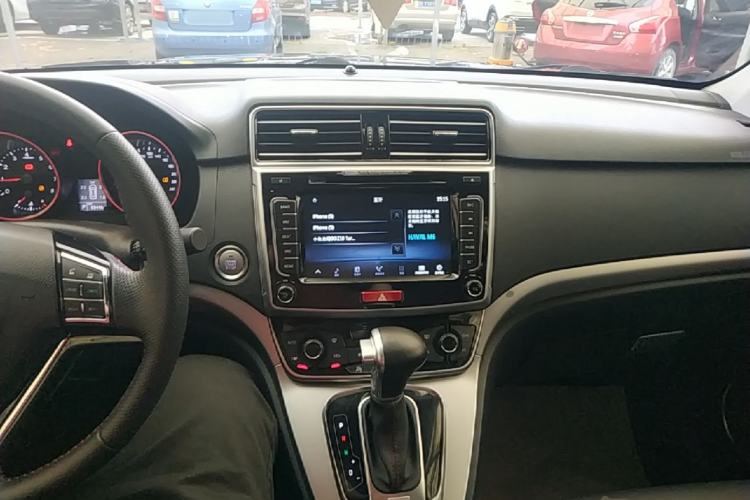 Used Haval M6 2017 1.5T Automatic Two-Wheel Drive Elite Model Center Console