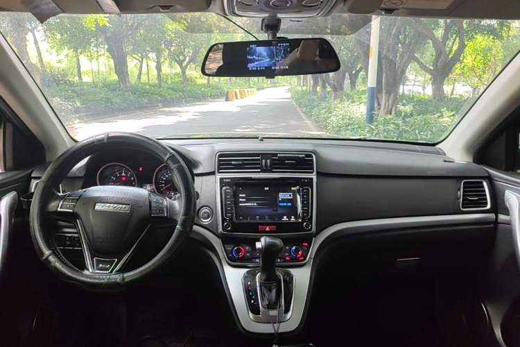 Used Haval M6 2017 1.5T Automatic Two-Wheel Drive Elite Model Center Console
