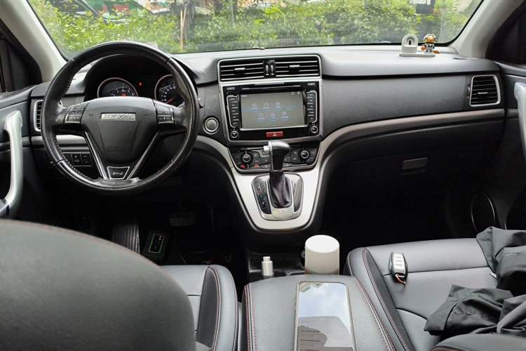 Used Haval M6 2017 1.5T Automatic Two-Wheel Drive Elite Model Center Console
