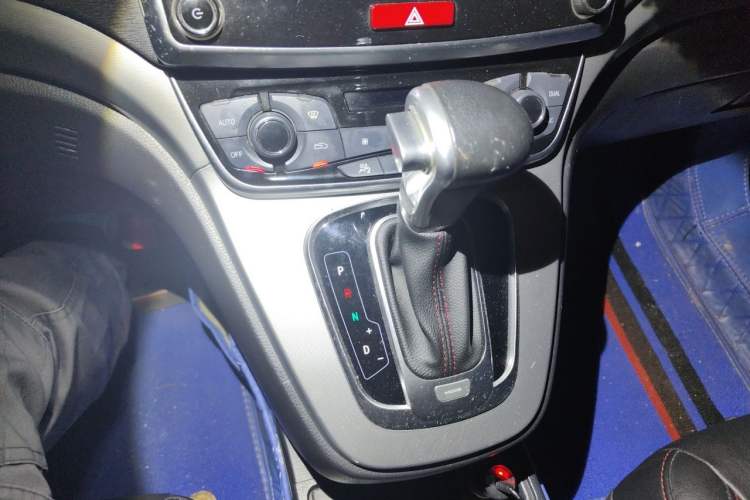Used Haval M6 2017 1.5T Automatic Two-Wheel Drive Elite Model Gear Lever