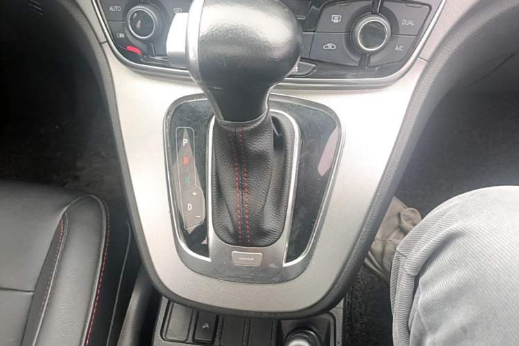 Used Haval M6 2017 1.5T Automatic Two-Wheel Drive Elite Model Gear Lever