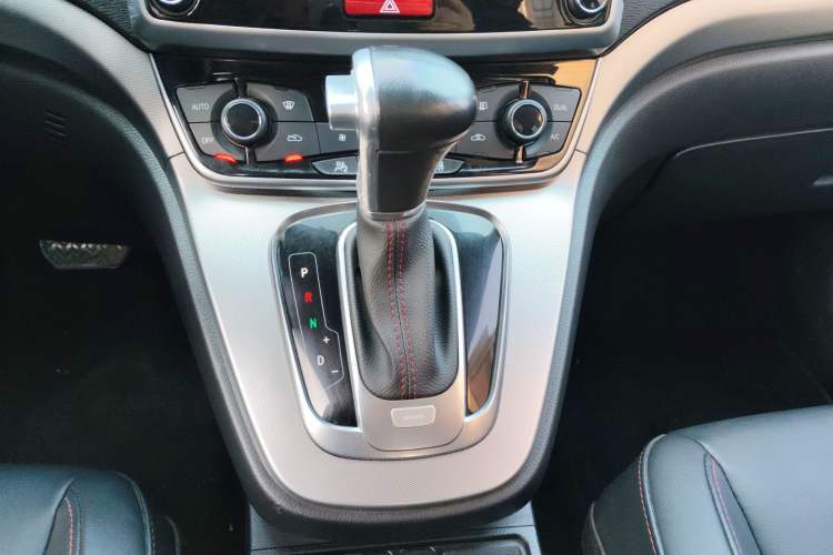 Used Haval M6 2017 1.5T Automatic Two-Wheel Drive Elite Model Gear Lever