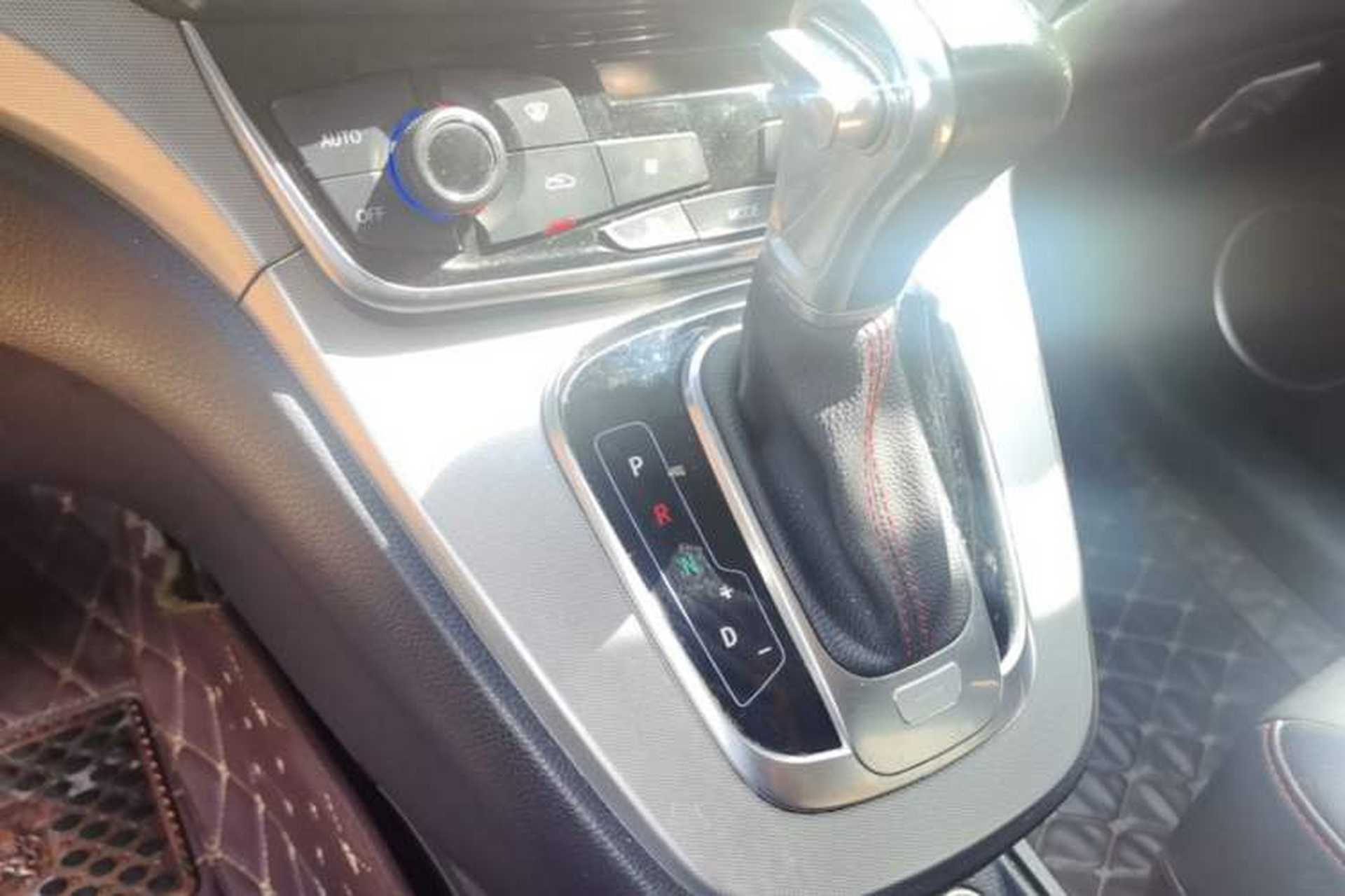 Used Haval M6 2017 1.5T Automatic Two-Wheel Drive Elite Model Gear Lever
