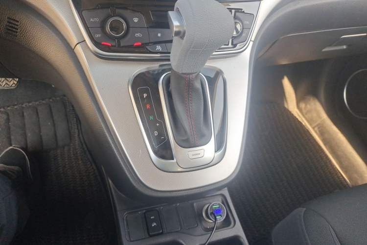 Used Haval M6 2017 1.5T Automatic Two-Wheel Drive Urban Model Gear Lever
