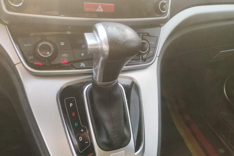 Used Haval M6 2017 1.5T Automatic Two-Wheel Drive Elite Model Gear Lever