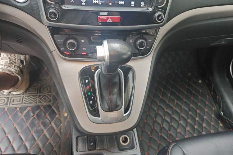 Used Haval M6 2017 1.5T Automatic Two-Wheel Drive Elite Model Gear Lever
